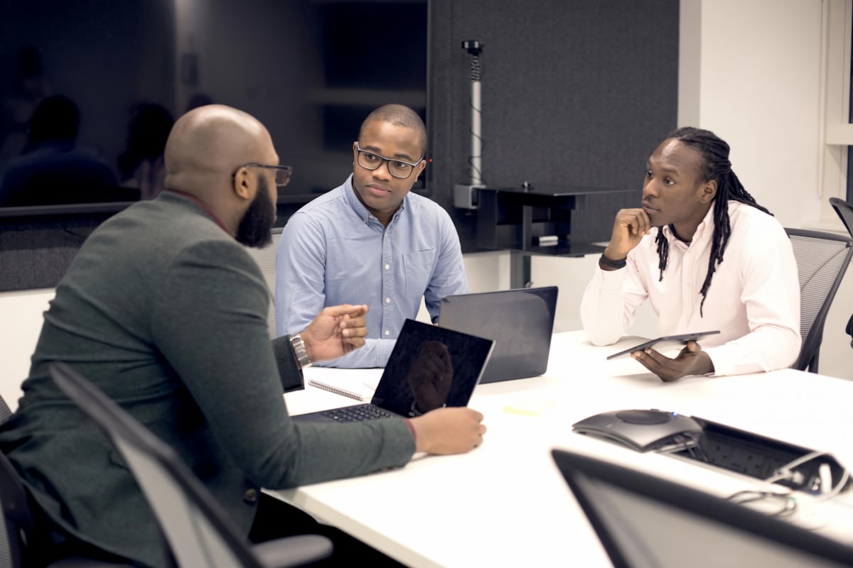 Équipe du Forum des Jeunes de la Fonction Publique Haïtienne réunie en séance de travail
