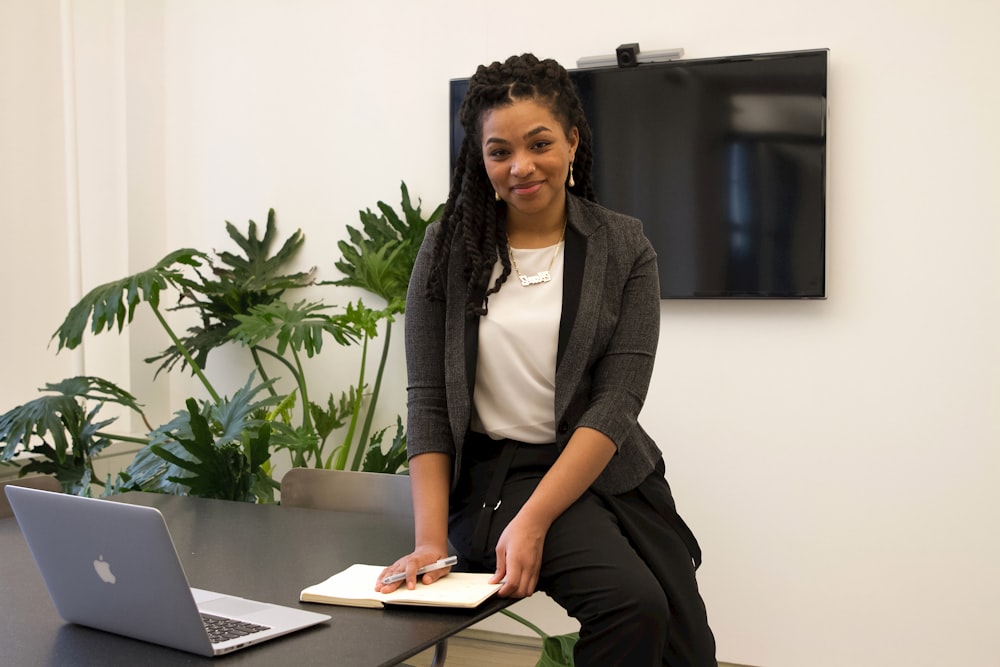 Jeune professionnelle souriante dans un environnement de bureau moderne