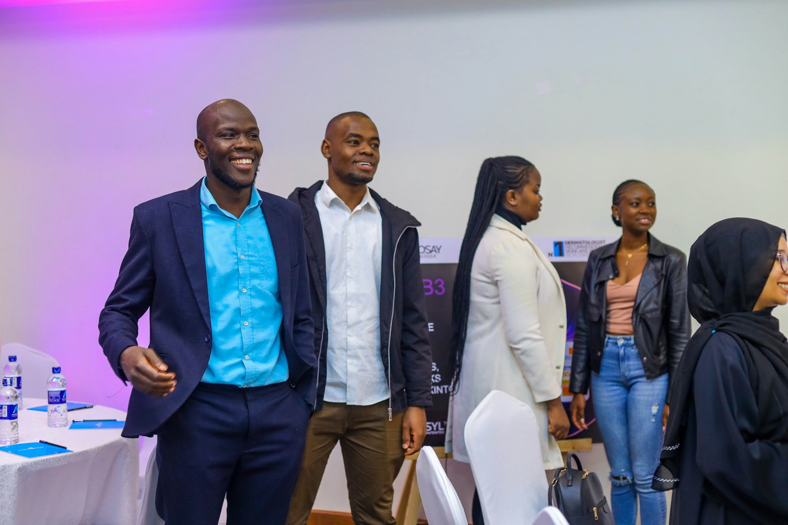 Jeunes professionnels de la fonction publique haïtienne échangeant lors d'un événement de réseautage du Forum