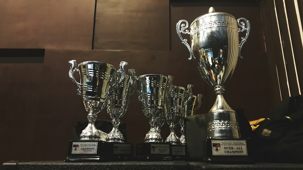 Trophées de reconnaissance présentés dans un cadre institutionnel