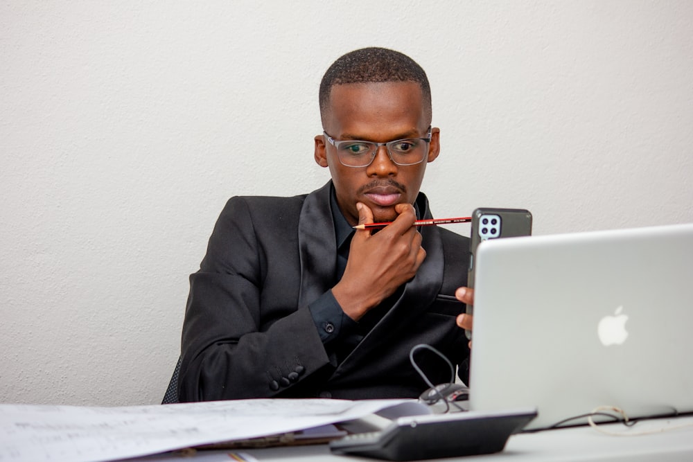 Professionnel consultant un document de gouvernance